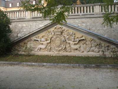 Вграденият фронтон от двореца Сент Клу